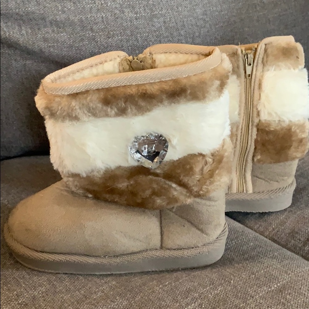 Toddler girls tan zip up fur boots Size 8